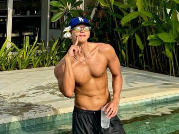 img-title Gaya Santai Jun.K 2PM Liburan di Bali, Pamer Roti Sobek Sambil Aegyo