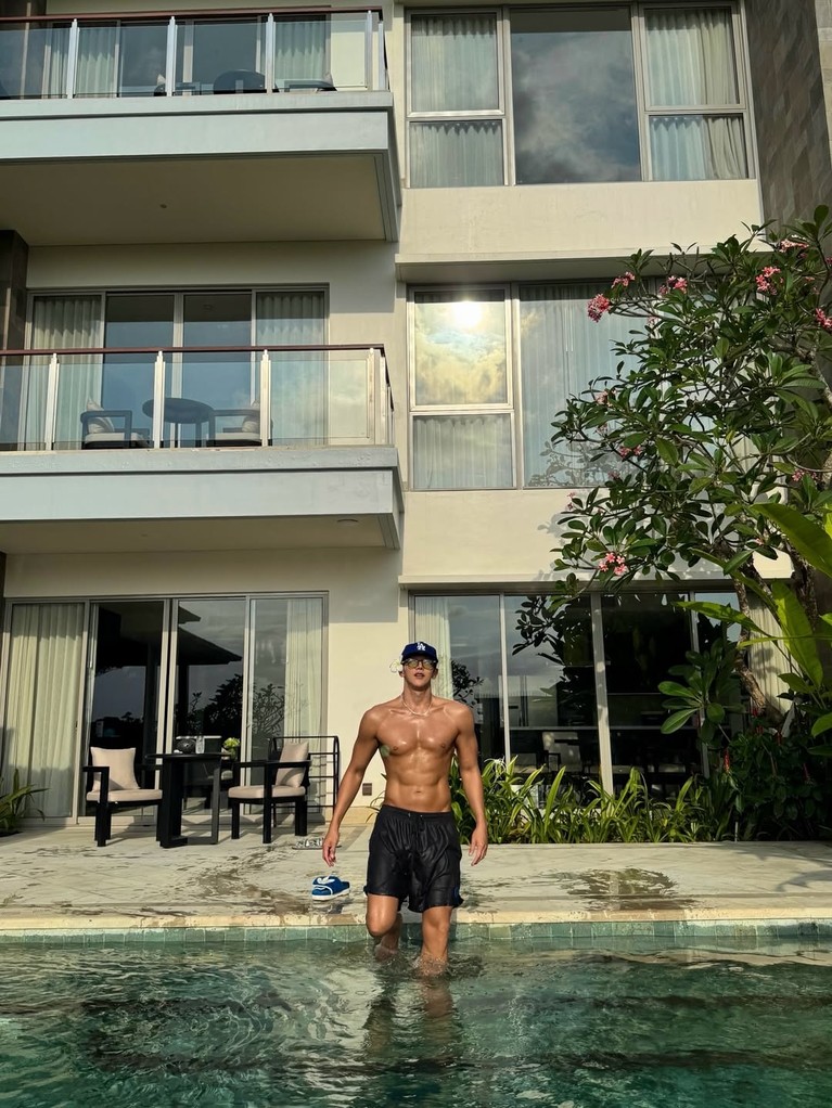 Jun.K 2PM - Insertlive.com Jun.K 2PM liburan ke Bali