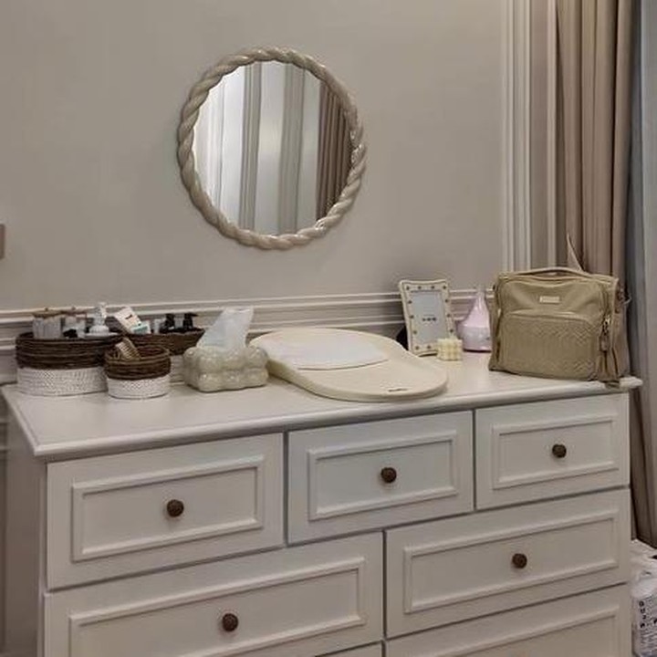 <p>Kamar Aisha ini dirancang dengan desain yang <em>aesthetic</em>. Ruangan banyak didominasi warna off white dan dipenuhi aksesoris bernuansa warna pink. Miskah mengungkap bahwa ia membuat dan merencanakan dekorasi kamar bayi ini jelang melahirkan anaknya. Hasilnya pun terlihat aesthetic ala Pinterest, Bunda. "Jadi aku tuh baru <em>ngerencanain</em> dekor kamar ini, dua bulan kurang sebelum HPL. Tapi <em>alhamdulillah masyaallah</em>, kamar tuh jadi sesuai <em>mood board</em> aku dan aku kayak senang banget," kata Miskah. (Foto: Instagram @miskashf)</p>