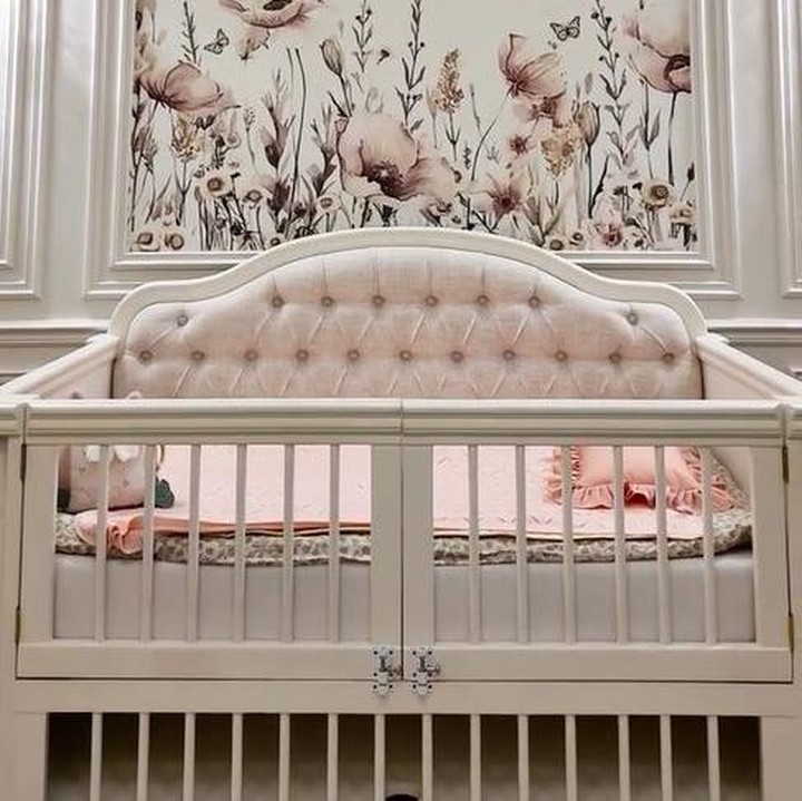 <p>Miskah meletakkan <em>baby crib</em> atau tempat tidur bayi di tengah ruangan kamar anaknya. <em>Baby crib</em> berwarna putih ini didesain dengan 'pagar' unik yang dapat dibuka dan ditutup secara manual. Saat 'grebek kamar Aisha', Miskah mendapati boneka yang diberi nama David di <em>baby crib</em>. Menurut Miskah, boneka tersebut merupakan 'saudara Aisha'. (Foto: Instagram @miskashf)</p>