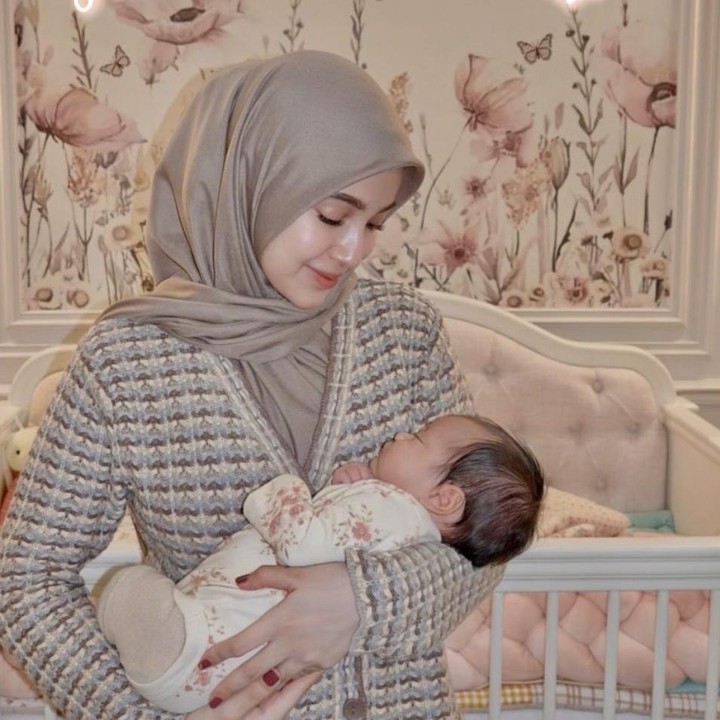 <p>Kakak ipar YouTuber Fadil Jaidi dan istri Yislam Jaidi, Miskah Shafa, melahirkan anak pertamanya yang bernama Aisha, pada 28 Juli 2025. Baru-baru ini, Miskah menunjukkan kamar anak pertamanya yang didesain khusus olehnya, Bunda. "Grebek Kamar Aisha," tulisnya dalam unggahan video di Instagram. (Foto: Instagram @miskashf)</p>