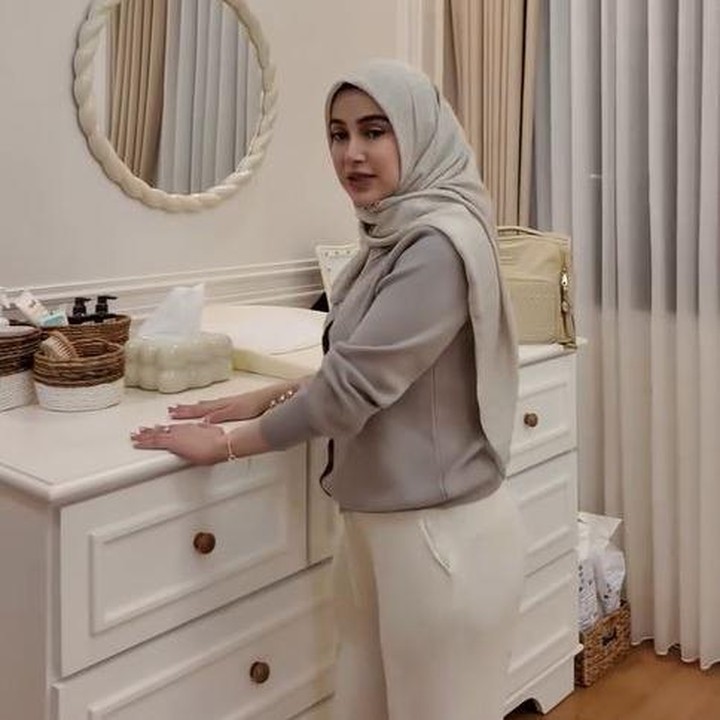 <p>Proses pembuatan kamar bayi ini dilakukan dalam waktu yang terbilang singkat. Miskah mengaku bahwa ia banyak dibantu juga oleh ibu mertuanya yang kerap disapa Mama Ida. "Ini kamar aku yang dekor dan dibantuin sama Mama Ida. Jadi selama aku di Pekalongan, yang mantau pekerjaan kamar ini tuh Mama Ida," ungkapnya. (Foto: Instagram @miskashf)</p>