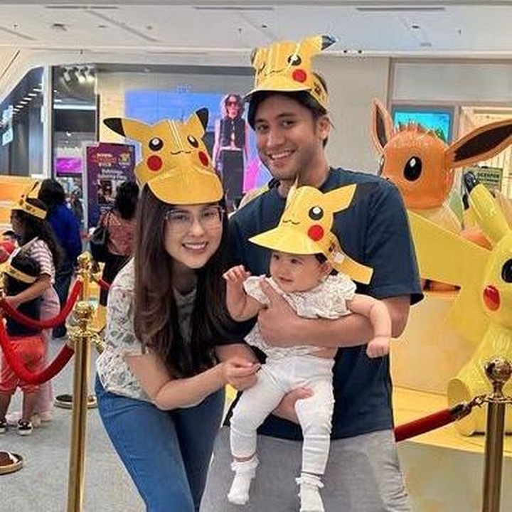 <p>Si Kecil Kimova yang sekarang sudah berusia 10 bulan benar-benar jadi pusat perhatian. Apalagi, Vicy dan Kevin sering membagikan momen kebersamaan mereka, Bunda. Enggak heran kalau warganet selalu gemas melihat perkembangan bayi mungil ini. (Foto: Instagram @vicymelanie)</p>