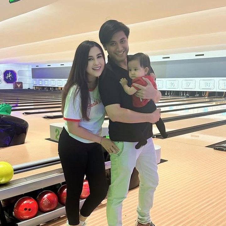 <p>Kevin Aprilio dan Vicy Melanie dikenal sebagai pasangan yang harmonis dan tetap romantis setelah menikah pada November 2020. Kehadiran anak pertama mereka, Kimova Aprilio, yang lahir pada Oktober 2024 semakin menambah kebahagiaan dalam rumah tangga keduanya. (Foto: Instagram @vicymelanie)</p>