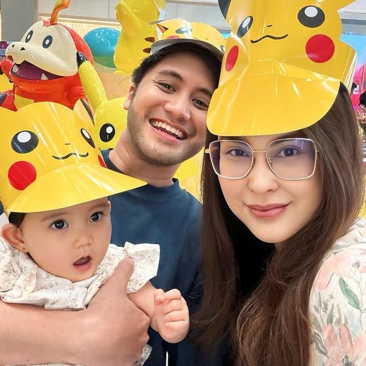 <p>Baru-baru ini, Kevin dan Vicy mengajak Kimova main bareng di sebuah <em>event</em> Pokemon. Penampilan mereka juga kompak banget, Bunda. Vicy, Kevin, dan Kimova kompak memakai topi dengan karakter <em>Pokemon</em>. &ldquo;<em>Let&rsquo;s catch some Pokemon today</em>!&rdquo; tulis keduanya. (Foto: Instagram @vicymelanie)</p>