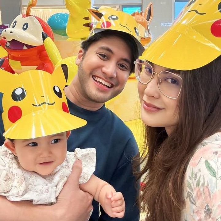 <p>Yang paling bikin melting, Kimova terlihat antusias di setiap potretnya, Bunda. Dengan senyuman manisnya, Kimova seakan terlihat <em>excited</em> menikmati dunia barunya. (Foto: Instagram @vicymelanie)</p>