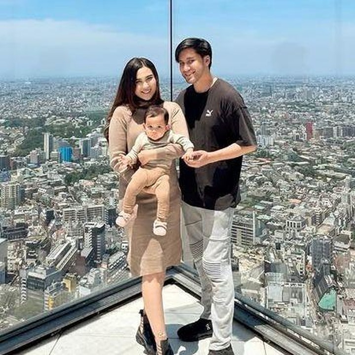 <p>Momen keluarga kecil ini memperlihatkan bagaimana kebersamaan bisa menghadirkan suatu kebahagiaan. Apalagi, untuk Bunda yang punya anak seumuran Kimova, pasti bisa merasakan betapa serunya ketika Si Kecil diajak main bersama. Wah, keluarga Vicy dan Kevin ini memang <em>goals</em> banget deh! (Foto: Instagram @vicymelanie)</p>