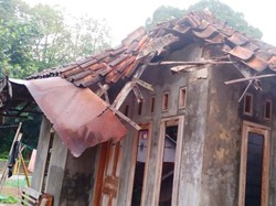 Bahagianya Udin Sanen Usai Terima Bantuan Rutilahu dari Bupati Ciamis