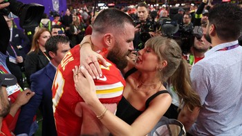 FOTO: It's a Love Story, Taylor Swift Said Yes to Travis