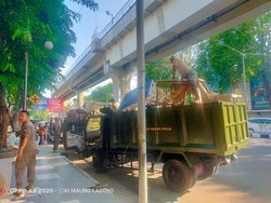 Satpol PP Palembang Tertibkan Lapak Pedagang di Trotoar Pasar Cinde