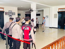 Puluhan Polisi Perketat PN Bengkulu Jelang Sidang Vonis Rohidin Mersyah