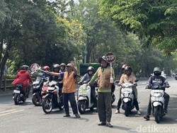 Polisi Cepek Ramai-ramai Tolak Hendak Ditertibkan Pemkot Surabaya