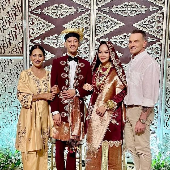 <p>Resepsi pernikahan selalu menjadi ajang yang spesial, apalagi jika dirayakan bersama keluarga besar. Begitu pula dengan acara resepsi kakak Alyssa Daguise, Alexandra Daguise, yang resmi dipersunting Rhony Sutriesno. Setelah sebelumnya mengikat janji suci di Paris pada Mei 2025, kali ini keduanya kembali merayakan cinta mereka di Jakarta, Sabtu (24/08/2025). (Foto: Instagram @alyssadaguise)</p>
