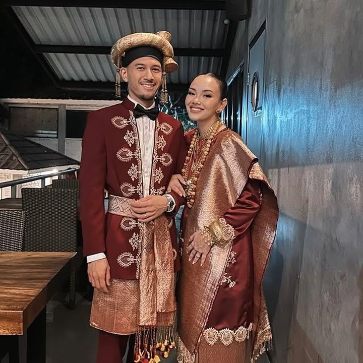 <p>Lewat unggahan di Instagram sang bunda, para tamu dan netizen ikut dibuat meleleh dengan busana adat Koto Gadang berwarna merah <em>maroon</em> yang dikenakan Alexandra. Nuansa klasik berpadu modern bikin momen ini terasa makin berkesan. (Foto: Instagram @risa_dewi)</p>