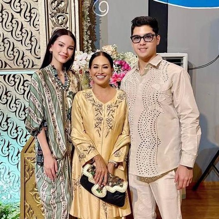 <p>Tentu saja, perhatian publik juga enggak bisa lepas dari kehadiran Alyssa Daguise dan sang suami, Al Ghazali. Pasangan ini jadi salah satu <em>highlight</em> di pesta karena tampil simpel namun tetap terlihat elegan. (Foto: Instagram @risa_dewi)</p>