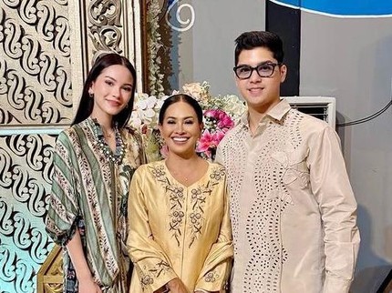 Potret Alyssa Daguise di Resepsi Pernikahan Sang Kakak dengan Adat Koto Gadang