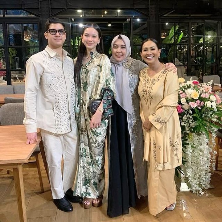 <p>Alyssa sendiri tampil cantik dengan <em>dress</em> bernuansa <em>cream</em> dan hijau bermotif. Rambutnya yang dibiarkan terurai menambah kesan yang <em>effortless</em>. Di sisi lain, Al Ghazali memilih gaya santai dengan setelan kemeja khaki yang membuatnya terlihat <em>cool</em> tanpa harus berlebihan. (Foto: Instagram @risa_dewi)</p>