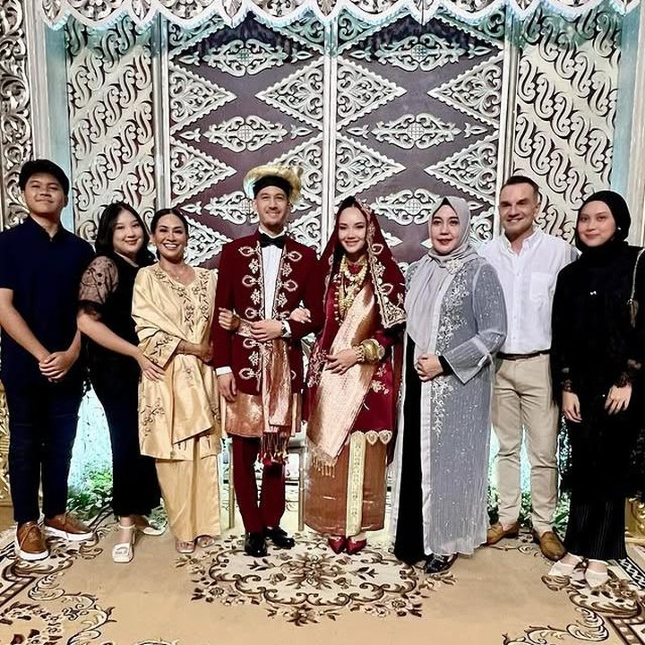 <p>Acara resepsi ini diadakan sekaligus merayakan ulang tahun suami Alexanda, Rhony. Pemilihan adat Minang sebagai konsep acara pun terasa istimewa, mengingat Rhony rupanya memiliki garis keturunan Minang. (Foto: Instagram @alyssadaguise)</p>