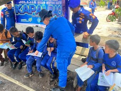 Jalur Polda Riau Hadirkan Kapal Baca-Salurkan Bansos di Meranti