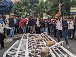 Video: Demo Mahasiswa di NTB Sempat Ricuh, Pagar DPRD Jebol