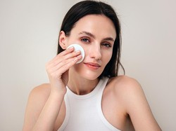 Cara Memilih Skincare untuk Kulit Berminyak Agar Tidak Breakout