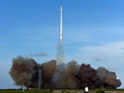 Video: Roket Raksasa Elon Musk Sukses Meluncur setelah Berkali-kali Gagal