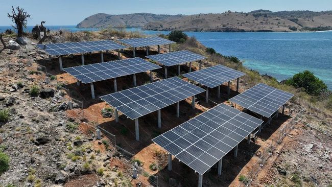 Sudamala Resort di Pulau Seraya Kecil, mengoperasikan sistem energi tenaga surya terintegrasi yang kini mampu memenuhi 80-85% kebutuhan operasional harian.