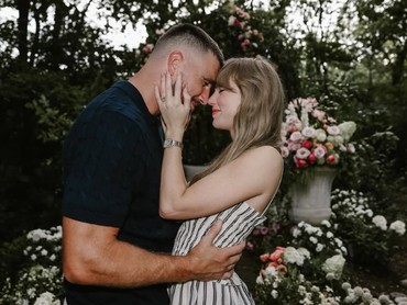 img-title Taylor Swift & Travis Kelce Tunangan, Deretan Brand Besar Dunia Antre Endorse Nikahan