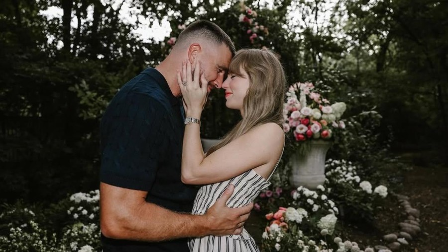 Taylor Swift dan Travis Kelce Tunangan Taylor Swift dan Travis Kelce tunangan.