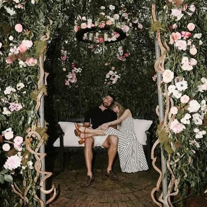 <p>Kabar bahagia datang dari penyanyi Taylor Swift. Pelantun lagu <em>Cruel Summer</em> ini baru saja dilamar sang kekasih Travis Kelce, Bunda. Taylor dan Travis mengumumkan kabar bahagia tersebut di akun Instagram pada Selasa (26/8/25) waktu setempat. (Foto: Instagram @taylorswift)</p>