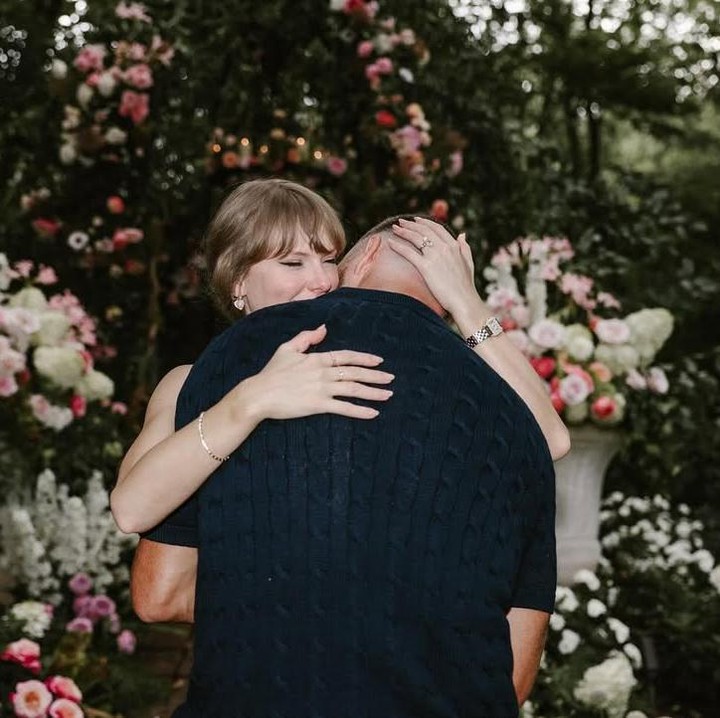 <p>Kisah cinta Taylor Swift dan Travis Kelce dimulai pada Juli 2023 ketika Travis menghadiri konser Taylor di Stadion Arrowhead, Amerika Serikat. Beberapa bulan kemudian, Taylor datang ke pertandingan football Travis. Setelah itu, keduanya sering terlihat menghabiskan waktu bersama hingga mengkonfirmasi jalinan asmara ke publik. (Foto: Instagram @taylorswift)</p>