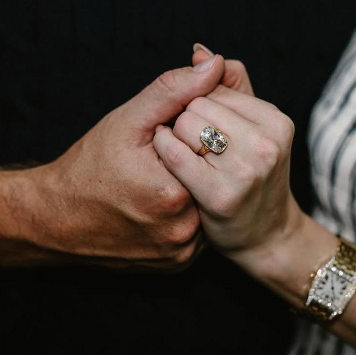 <p>Taylor Swift juga memamerkan cincin lamaran yang diberikan Travis di momen spesial itu, Bunda. Dilansir <em>Page Six</em>, cincin tersebut merupakan rancangan dari Travis bekerjasama dengan ahli perhiasan Kindred Lubeck dari Artifex Fine. Harga cincin ini ditaksir mencapai 1 juta Dollar AS atau sekitar Rp16 miliar. (Foto: Instagram @taylorswift)</p>