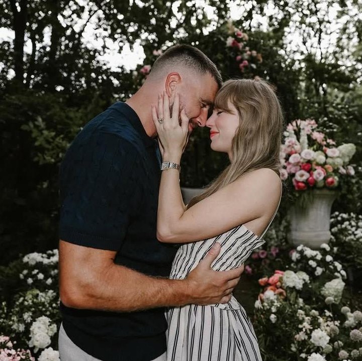 <p>Taylor secara khusus menuliskan <em>caption</em> manis di foto lamarannya. "<em>Your English teacher and your gym teacher are getting married</em> (Guru Bahasa Inggrismu dan guru olahragamu akan menikah)," tulisnya. Istilah guru Bahasa Inggris ditujukan untuk Taylor Swift, sedangkan guru olahraga adalah sebutan untuk Travis Kelce yang berprofesi sebagai atlet football Amerika. (Foto: Instagram @taylorswift)</p>