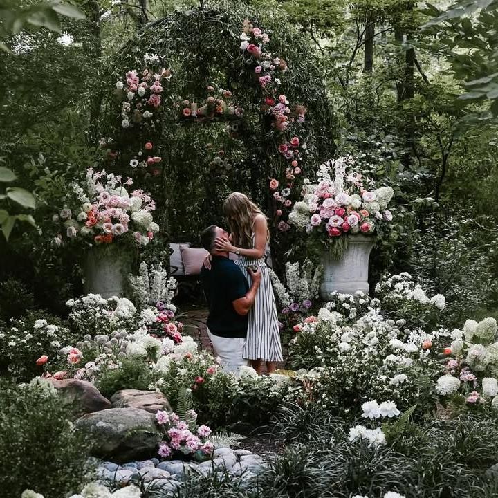 <p>Melalui unggahan ini, Taylor dan Travis membagikan momen romantis saat berada di taman penuh bunga. Dalam satu foto, Travis tampak bersimpuh setengah berlutut dan memeluk pinggang Taylor. Sang penyanyi sendiri terlihat memegang wajah kekasihnya itu. (Foto: Instagram @taylorswift)</p>