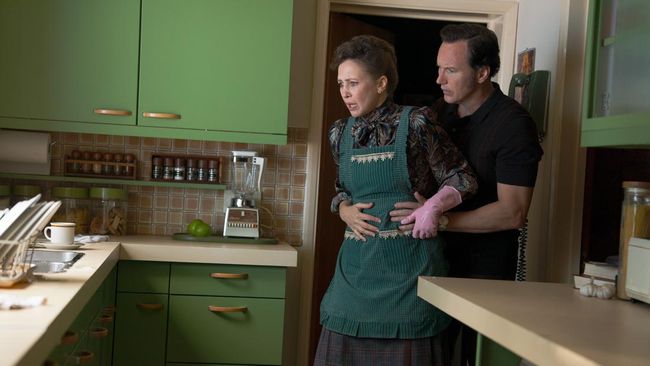 Namun saat syuting The Conjuring Last Rites di London, Inggris, sutradara mengalami sendiri serangkaian kejadian janggal yang tak pernah ia alami sebelumnya.