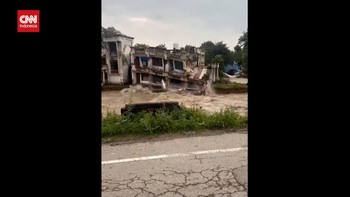 VIDEO: Detik-detik Gedung Runtuh di India Akibat Banjir Bandang
