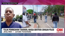 VIDEO: Tolak Pemindahan Tahanan, Massa di Sorong Bentrok dengan Polisi
