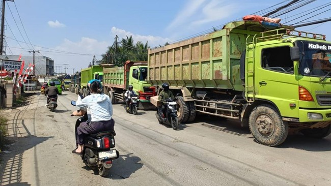 Gubernur Jawa Barat Dedi Muyadi membatasi kegiatan tambang hingga operasional angkutan barang di Parung Panjang, Rumpin hingga Cigudeg, Kasbupaten Bogor.