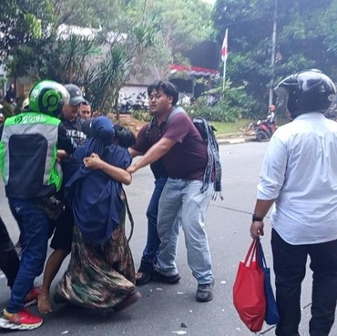 Viral Emak-emak Bantu Bocah yang Ditangkap dan Dipukuli Polisi usai Demo DPR