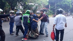 Viral Emak-emak Bantu Bocah yang Ditangkap dan Dipukuli Polisi usai Demo DPR