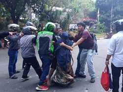 Viral Emak-emak Bantu Bocah yang Ditangkap dan Dipukuli Polisi usai Demo DPR