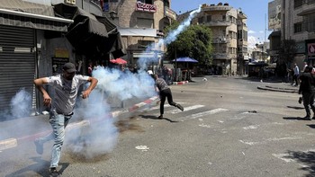 FOTO: Warga Palestina Bentrok dengan Tentara Israel di Ramallah