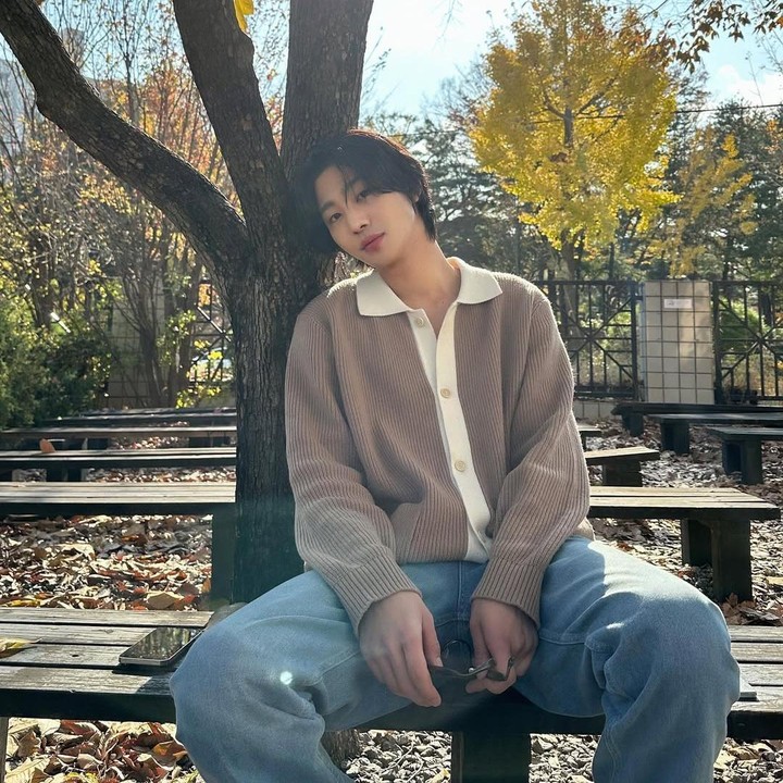 <p>Hyo Seop diketahui pertama kali mengisi suara untuk karakter dalam sebuah film dengan menggunakan Bahasa Inggris. Ia pun sempat mengungkap perasaan bangganya. &ldquo;Saya masih ingat kegembiraan yang saya rasakan saat pertama kali membaca naskah <em>Kpop Demon Hunters.</em> Memainkan karakter Jinu memberi saya kesempatan untuk mengeksplorasi cara kerja baru. Saya sangat berterima kasih kepada sutradara Maggie Kang, Chris Appelhans, serta para pemain dan kru yang luar biasa, yang telah mendukung saya selama proses ini,&rdquo; ujarnya.&nbsp;(Foto: Instagram@imhyoseop)</p>