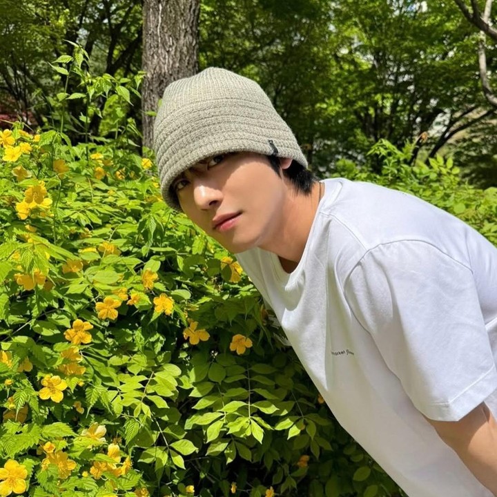 <p>Bahkan, belum lama ini, ia juga kembali mencuri perhatian setelah menjadi pengisi suara karakter Jinu dalam film populer Netflix <em>K-Pop Demon Hunters. </em>Dilansir dari laman<em> KpopStars,</em> pria 30 tahun itu mengungkap antusiasmenya untuk melihat karakter Jinu kembali, sambil mengakui tantangan naratifnya.&nbsp;(Foto: Instagram@imhyoseop)</p>