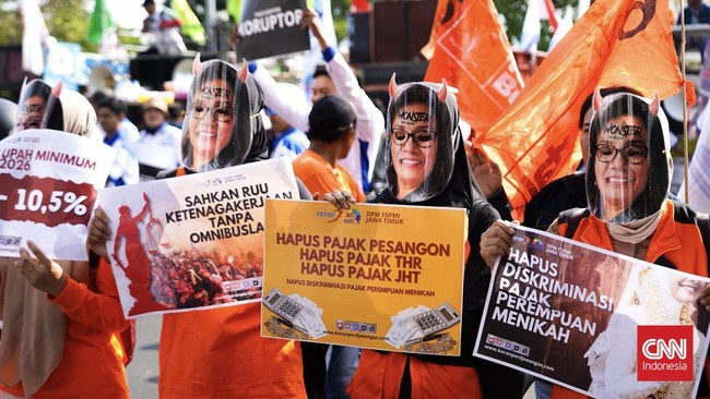 Ribuan buruh KSPI berunjuk rasa di depan Kantor Gubernur Jatim, menuntut penghapusan outsourcing, kenaikan upah, dan reformasi pajak.