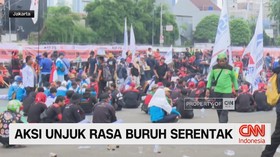 VIDEO: Aksi Unjuk Rasa Buruh di Gedung DPR RI