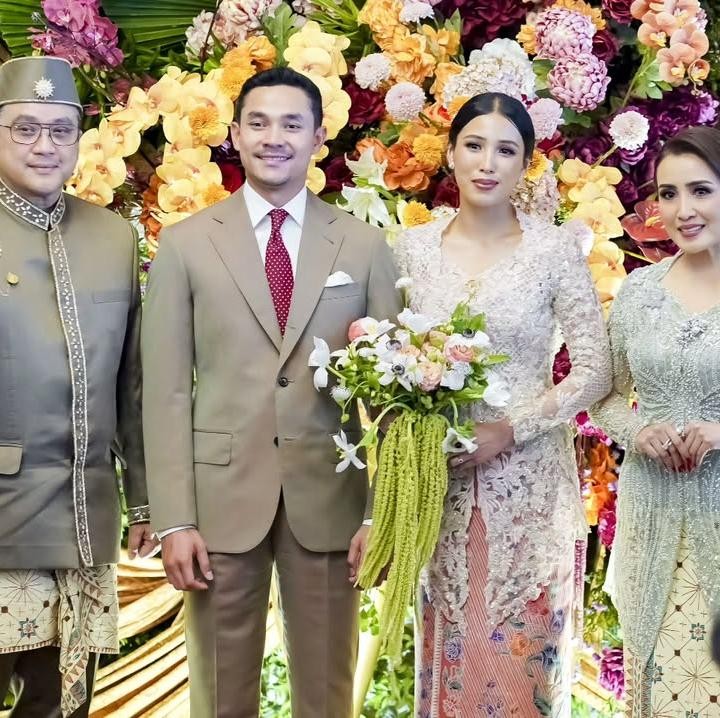 <p>Kebahagiaan tengah menyelimuti putri sulung Dede Yusuf dan Sendy Ramania Wirandani yang bernama Alifiya Arkana Paramita. Sang putri baru saja melangsungkan acara lamaran secara <em>intimate.</em> (Foto: Instagram@ddyusuf66)</p>