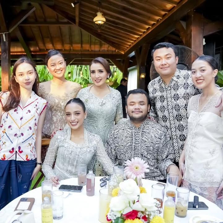 <p>Acara lamaran ini hanya dihadiri oleh keluarga besar dan teman-teman terdekat Alifiya dan calon suaminya, Bunda. &ldquo;Terimakasih semua keluarga besar yang sudah membantu dan mendukung semua kegiatan sampai akhir,&rdquo; ungkapnya.&nbsp;(Foto: Instagram@ddyusuf66)</p>