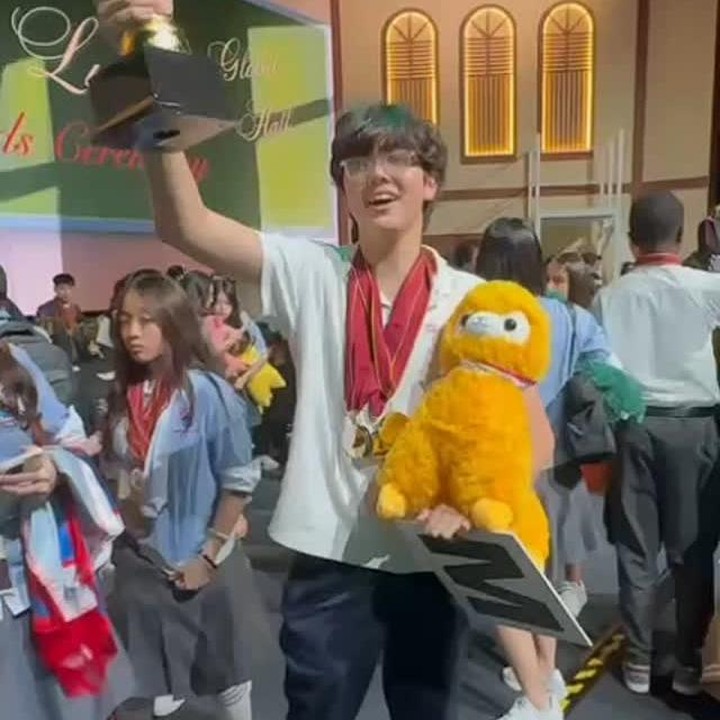 <p>Dalam satu video yang diunggah, Alric terlihat memamerkan medali yang diraih dan piala kemenangannya dari World Scholar's Cup. Alric saat ini diketahui tengah menempuh pendidikan di Sampoerna Academy, Bunda. (Foto: Instagram @adilladimitrihardjanto)</p>