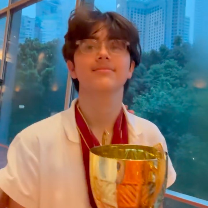 <p>Putra Wulan Guritno, Jeremiah Alric Dimitri, meraih prestasi membanggakan di bidang akademik. Baru-baru ini, remaja berusia 13 tahun yang akrab disapa Alric itu berhasil mendapatkan penghargaan di turnamen akademik World Scholar's Cup di Malaysia. (Foto: Instagram @adilladimitrihardjanto)</p>